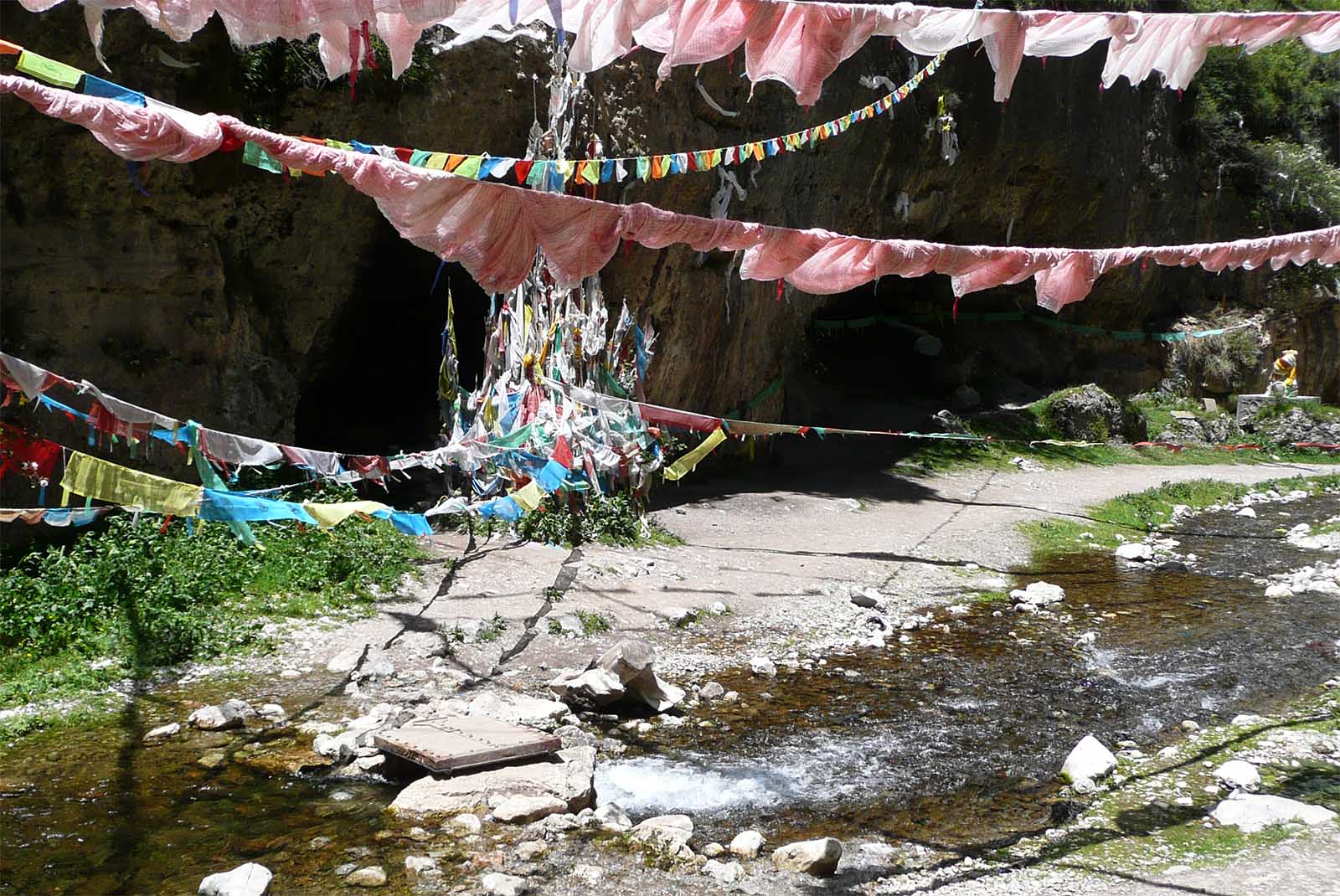 DzT-Termas in the World Today.jpg ©Mila Khyentse